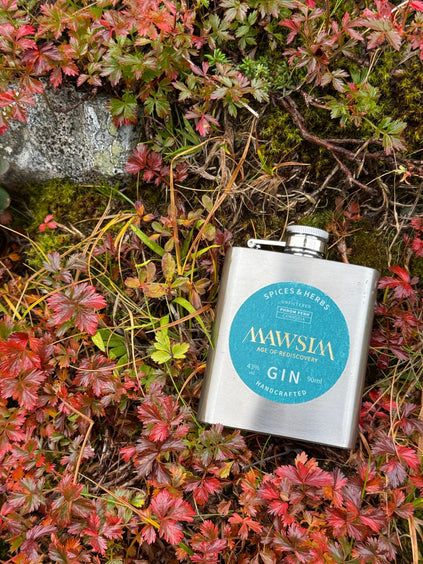 キャンプ・登山におすすめのお酒は？スキットル入りクラフトジンがアウトドアに最適な理由